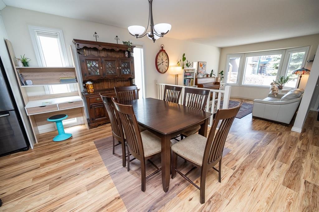 25 Gilbert Crescent, Red Deer, AB - Indoor Photo Showing Dining Room