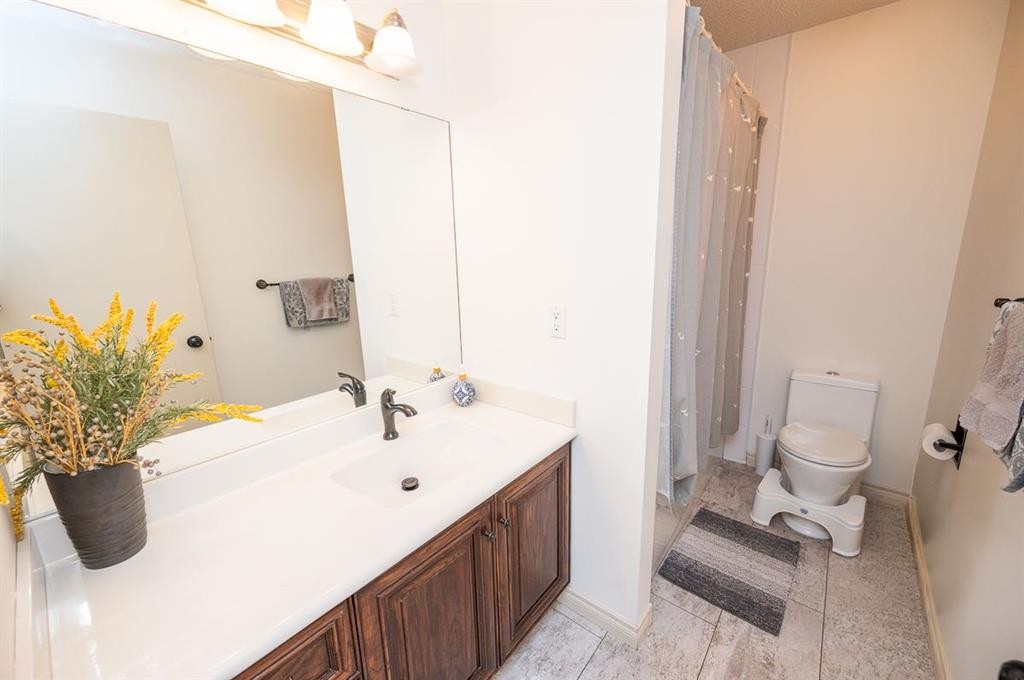 25 Gilbert Crescent, Red Deer, AB - Indoor Photo Showing Bathroom