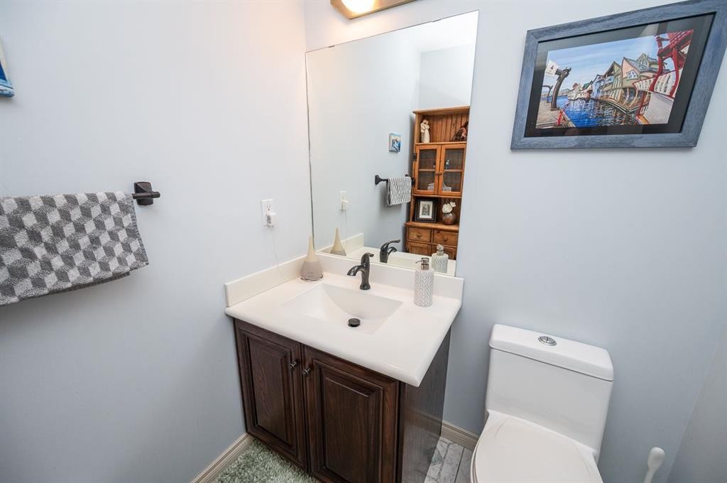 25 Gilbert Crescent, Red Deer, AB - Indoor Photo Showing Bathroom