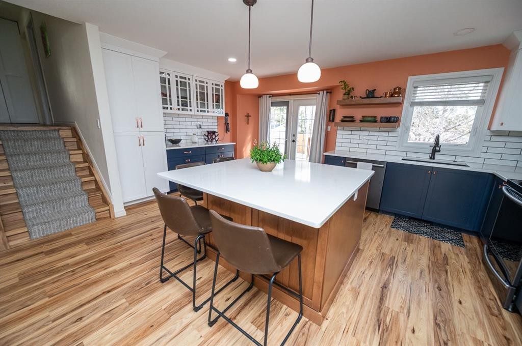 25 Gilbert Crescent, Red Deer, AB - Indoor Photo Showing Kitchen With Upgraded Kitchen