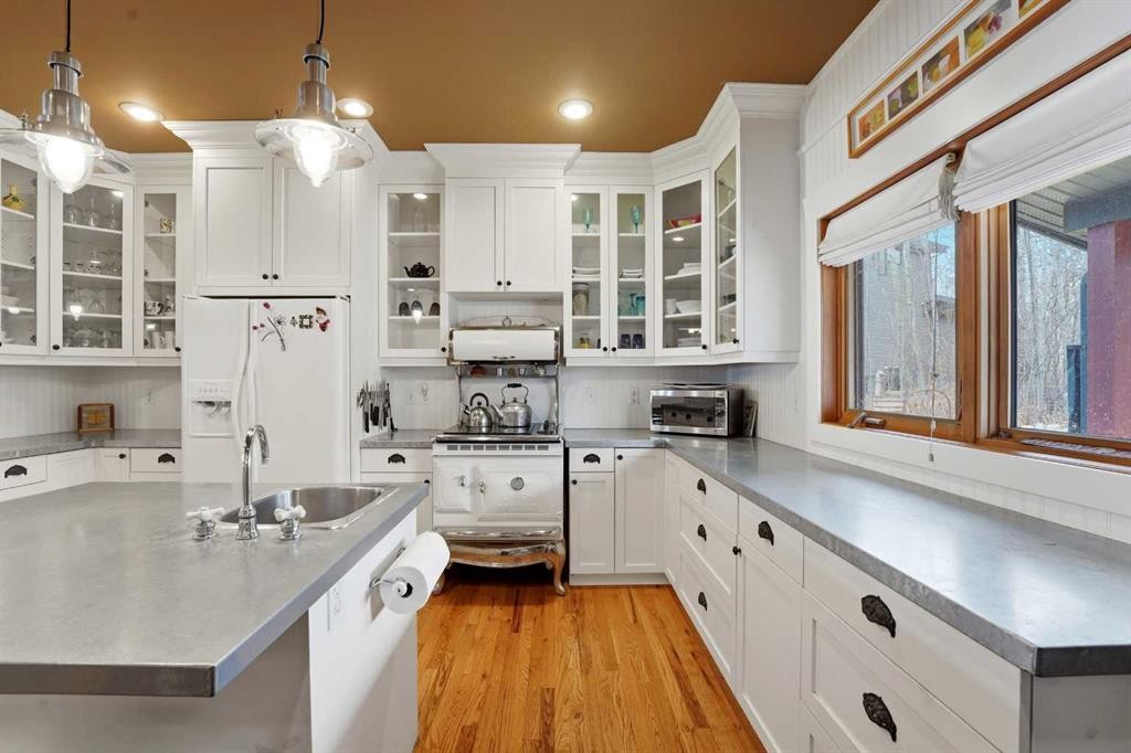 361 Birchcliff Road, Birchcliff, AB - Indoor Photo Showing Kitchen