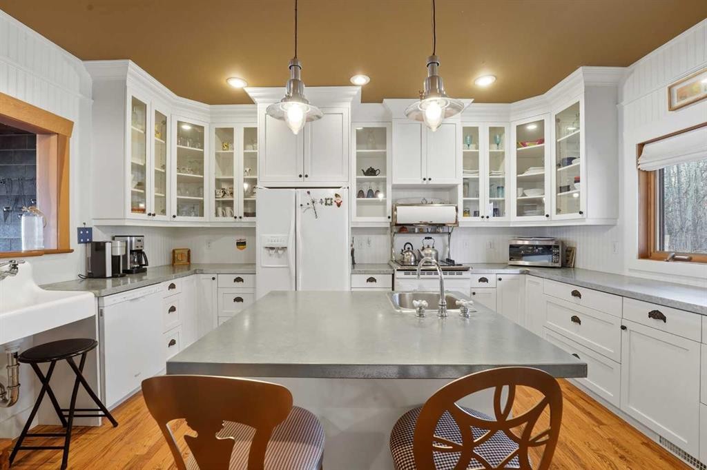 361 Birchcliff Road, Birchcliff, AB - Indoor Photo Showing Kitchen