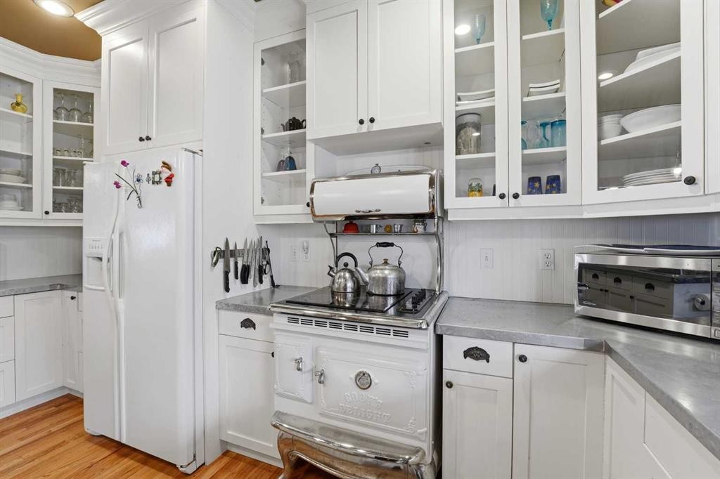 361 Birchcliff Road, Birchcliff, AB - Indoor Photo Showing Kitchen