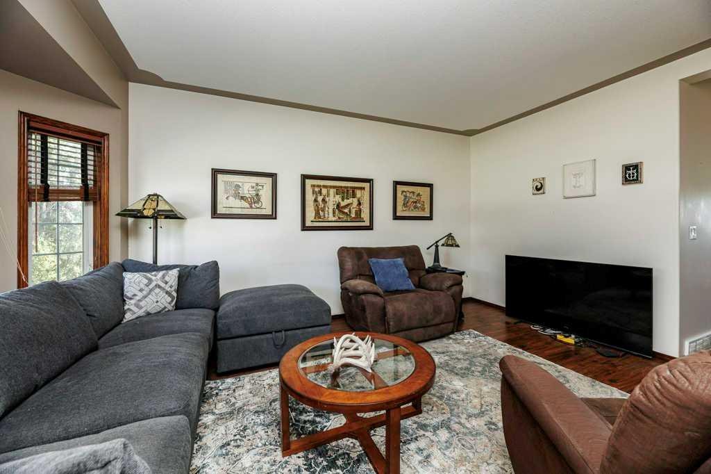 299 Cornett Drive, Red Deer, AB - Indoor Photo Showing Living Room