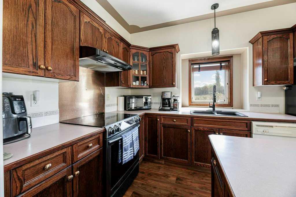 299 Cornett Drive, Red Deer, AB - Indoor Photo Showing Kitchen With Double Sink