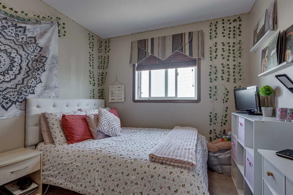 43 Inkster Close, Red Deer, AB - Indoor Photo Showing Bedroom