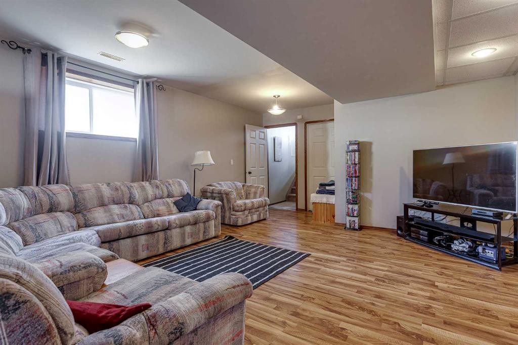 43 Inkster Close, Red Deer, AB - Indoor Photo Showing Living Room