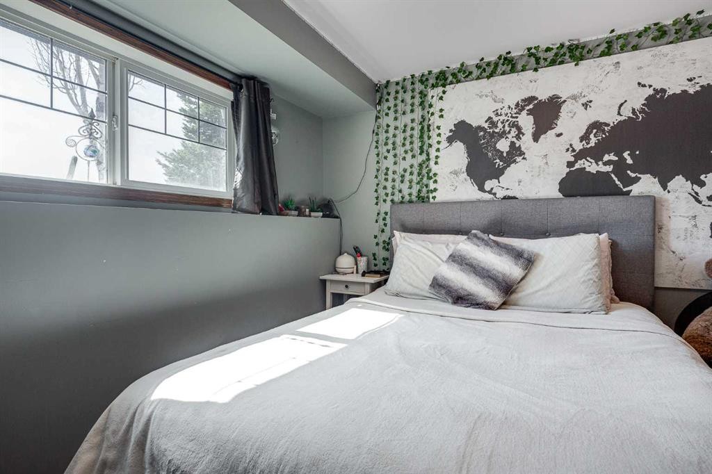 43 Inkster Close, Red Deer, AB - Indoor Photo Showing Bedroom