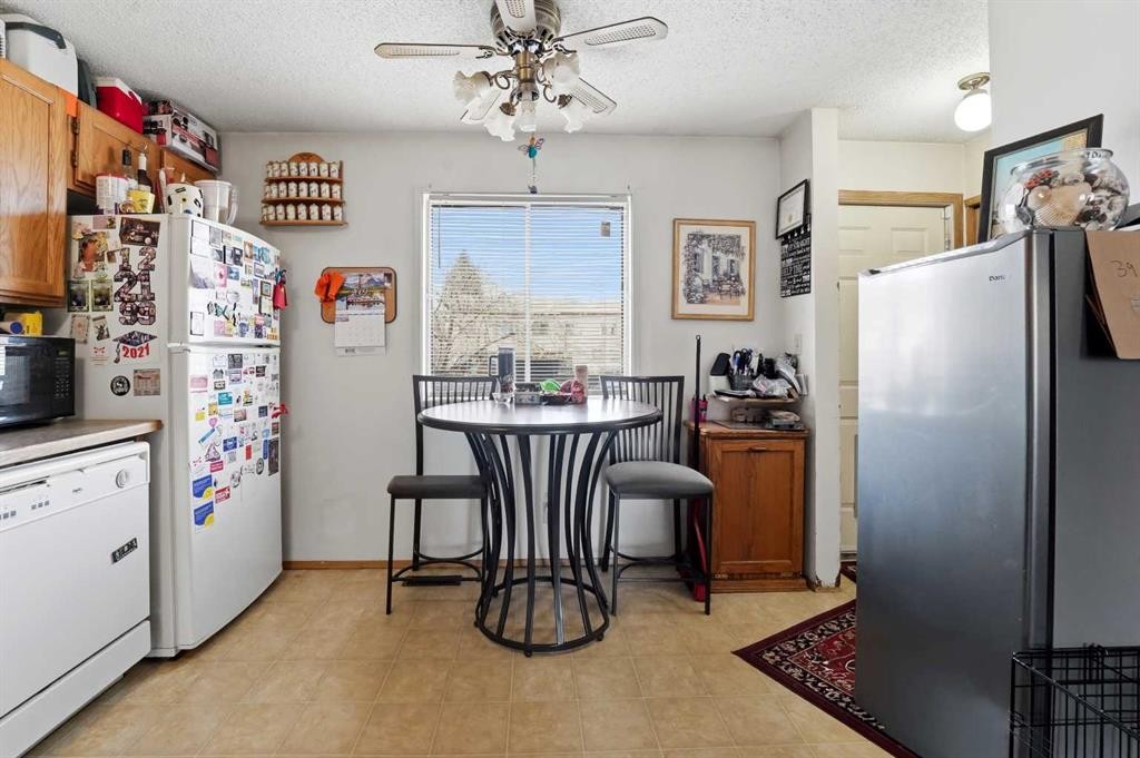 39 Greene Close, Red Deer, AB - Indoor Photo Showing Kitchen