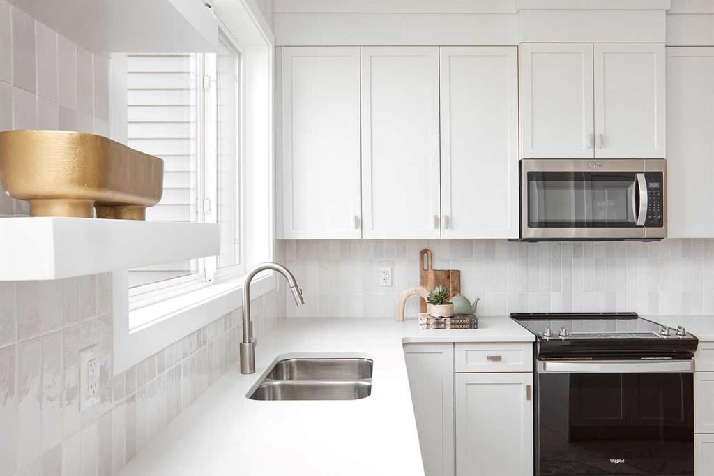 80 Emberside Grove, Cochrane, AB - Indoor Photo Showing Kitchen With Double Sink With Upgraded Kitchen