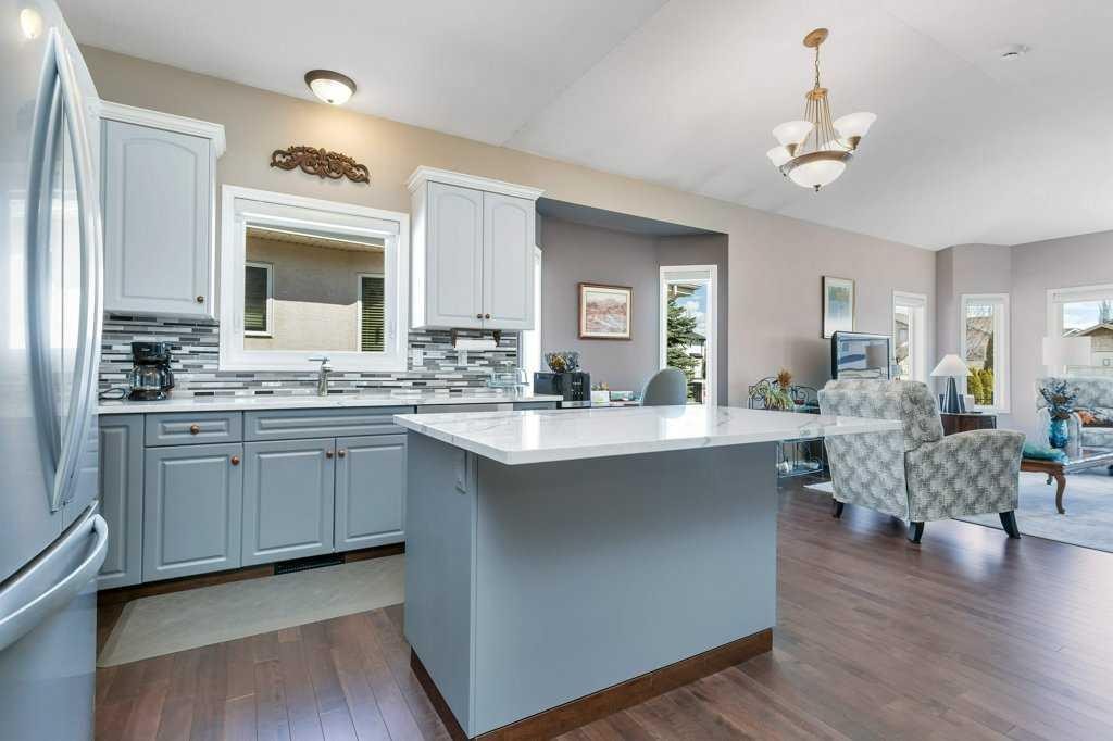 10-32 Dowler Street, Red Deer, AB - Indoor Photo Showing Kitchen With Double Sink With Upgraded Kitchen