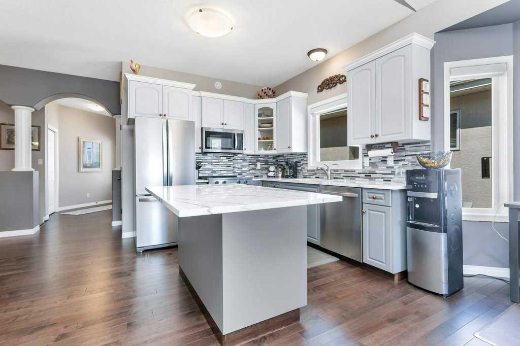 10-32 Dowler Street, Red Deer, AB - Indoor Photo Showing Kitchen With Upgraded Kitchen