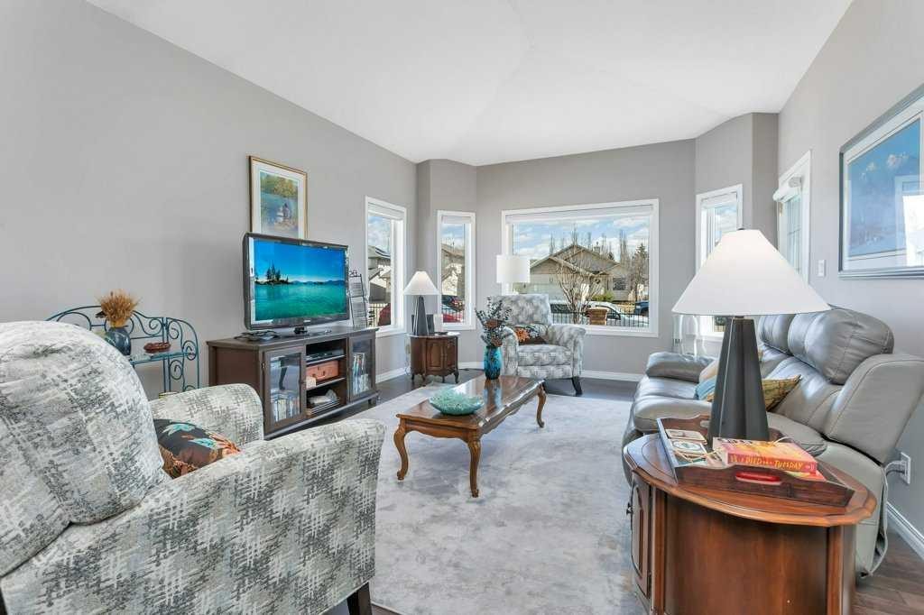 10-32 Dowler Street, Red Deer, AB - Indoor Photo Showing Living Room