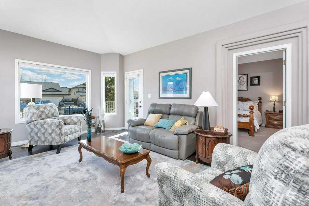 10-32 Dowler Street, Red Deer, AB - Indoor Photo Showing Living Room