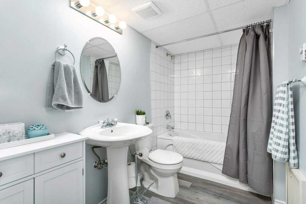 10-32 Dowler Street, Red Deer, AB - Indoor Photo Showing Bathroom