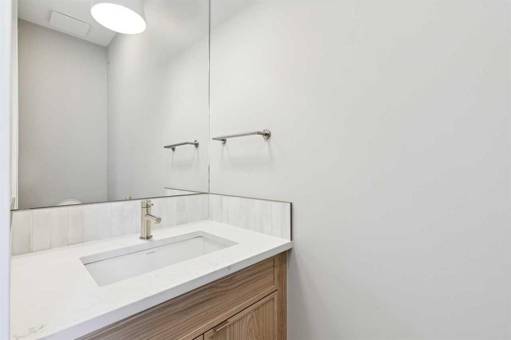 413 Shawnee Terrace Sw, Calgary, AB - Indoor Photo Showing Bathroom