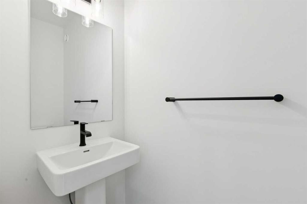 17 Southborough Common, Cochrane, AB - Indoor Photo Showing Bathroom