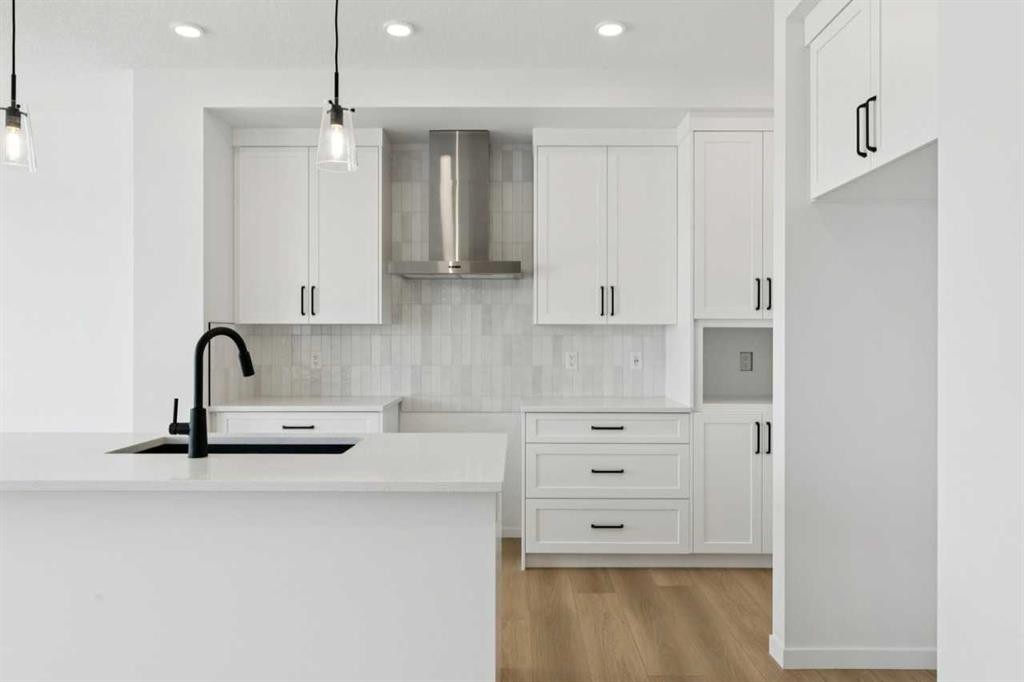 17 Southborough Common, Cochrane, AB - Indoor Photo Showing Kitchen