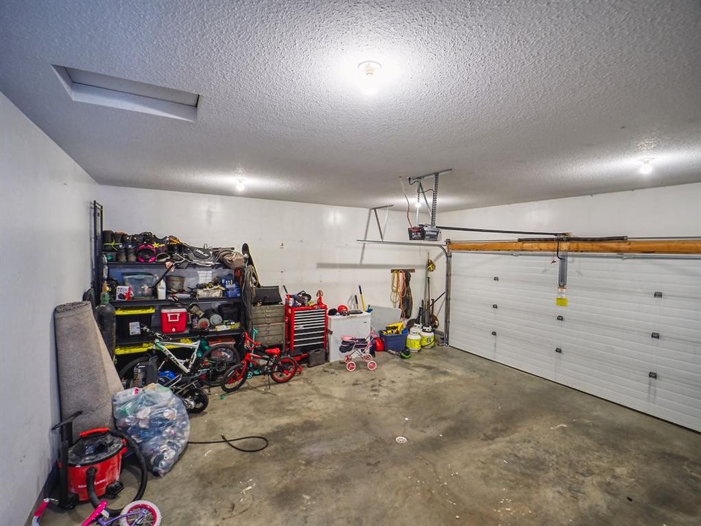 210 Bradford Crescent South, Three Hills, AB - Indoor Photo Showing Garage