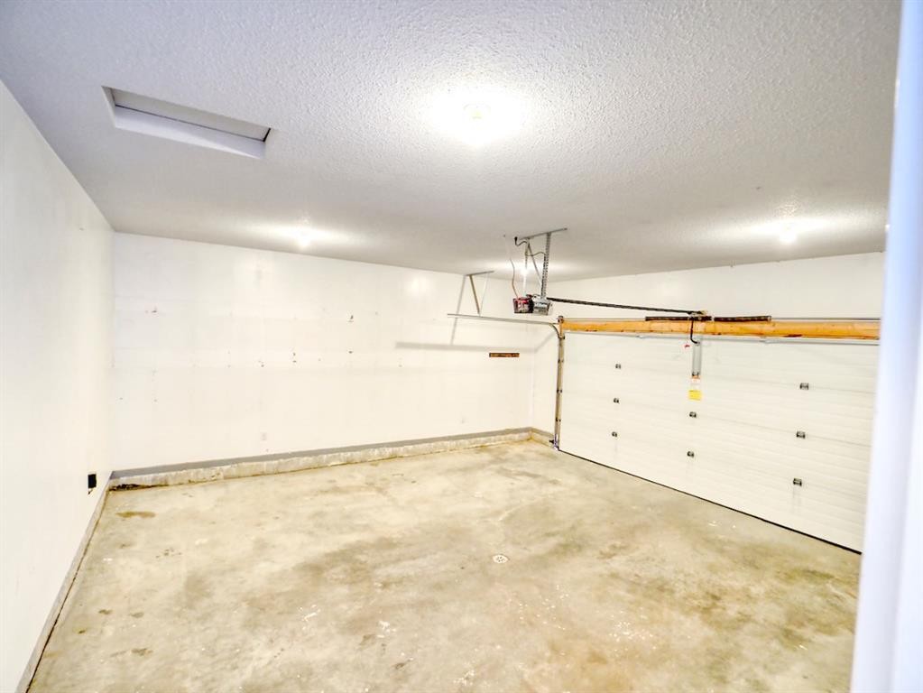 210 Bradford Crescent South, Three Hills, AB - Indoor Photo Showing Garage