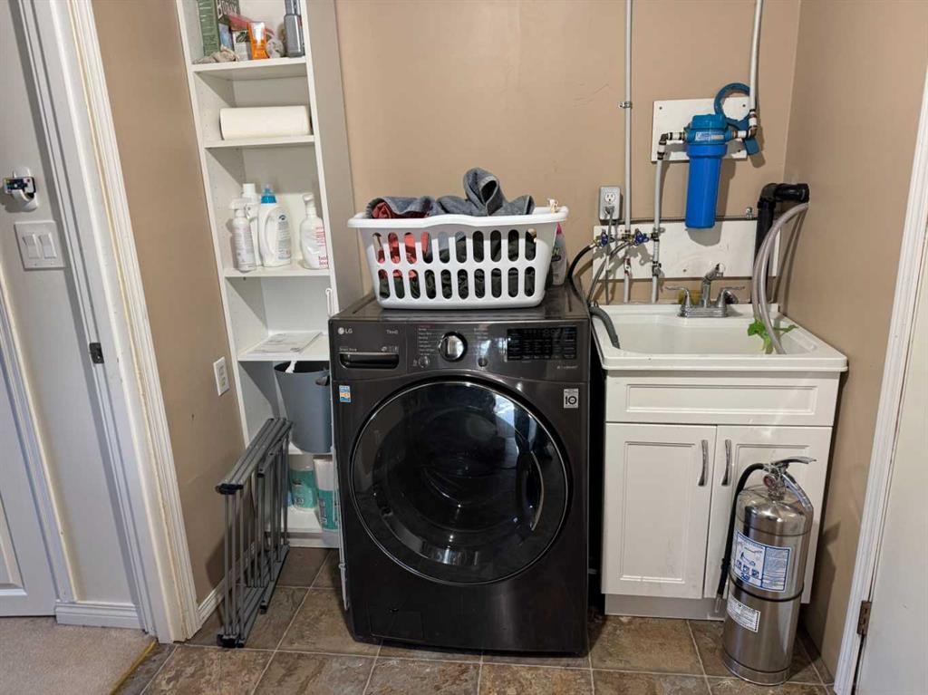 462075 Range Road 33, Winfield, AB - Indoor Photo Showing Laundry Room