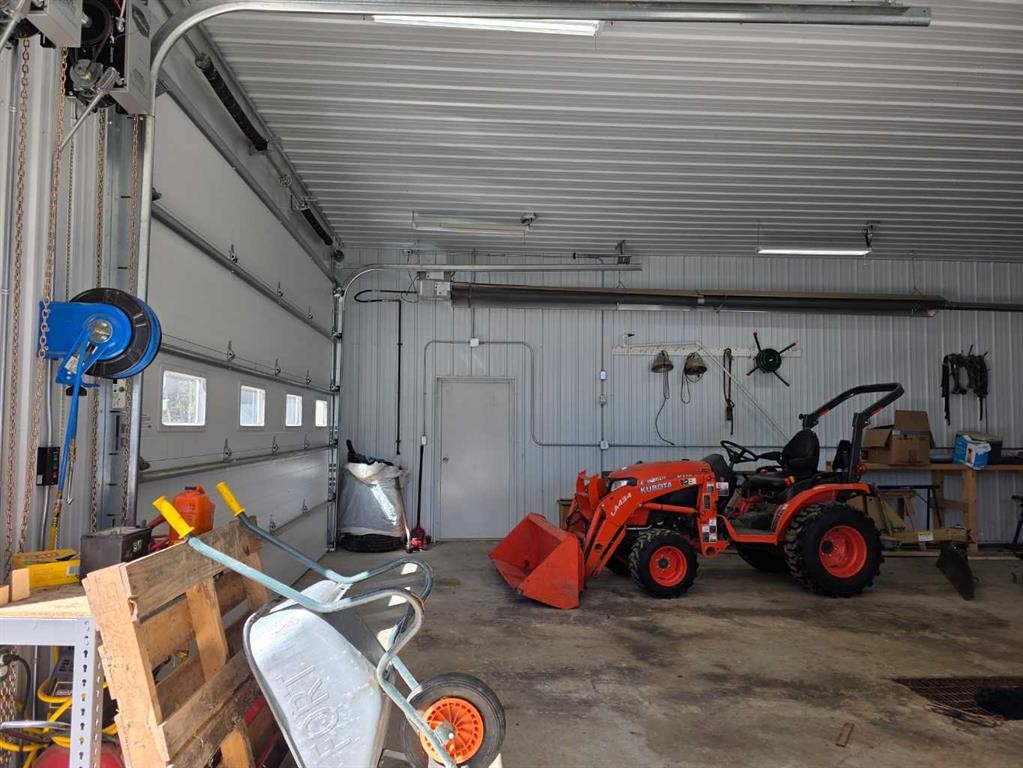 462075 Range Road 33, Winfield, AB - Indoor Photo Showing Garage