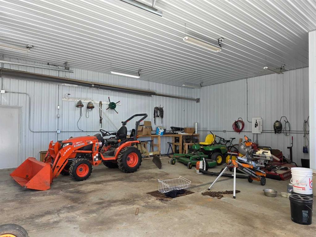 462075 Range Road 33, Winfield, AB - Indoor Photo Showing Garage