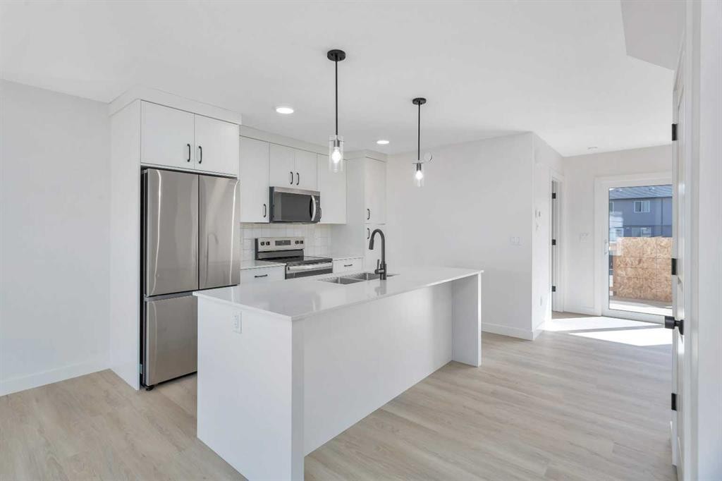 157 Athens Road, Blackfalds, AB - Indoor Photo Showing Kitchen With Double Sink With Upgraded Kitchen