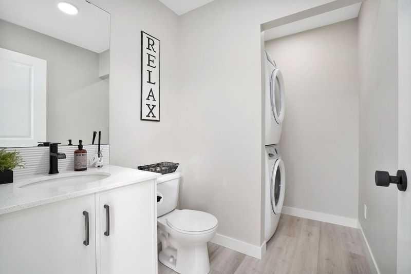 206 Cambridge Way, Sylvan Lake, AB - Indoor Photo Showing Laundry Room