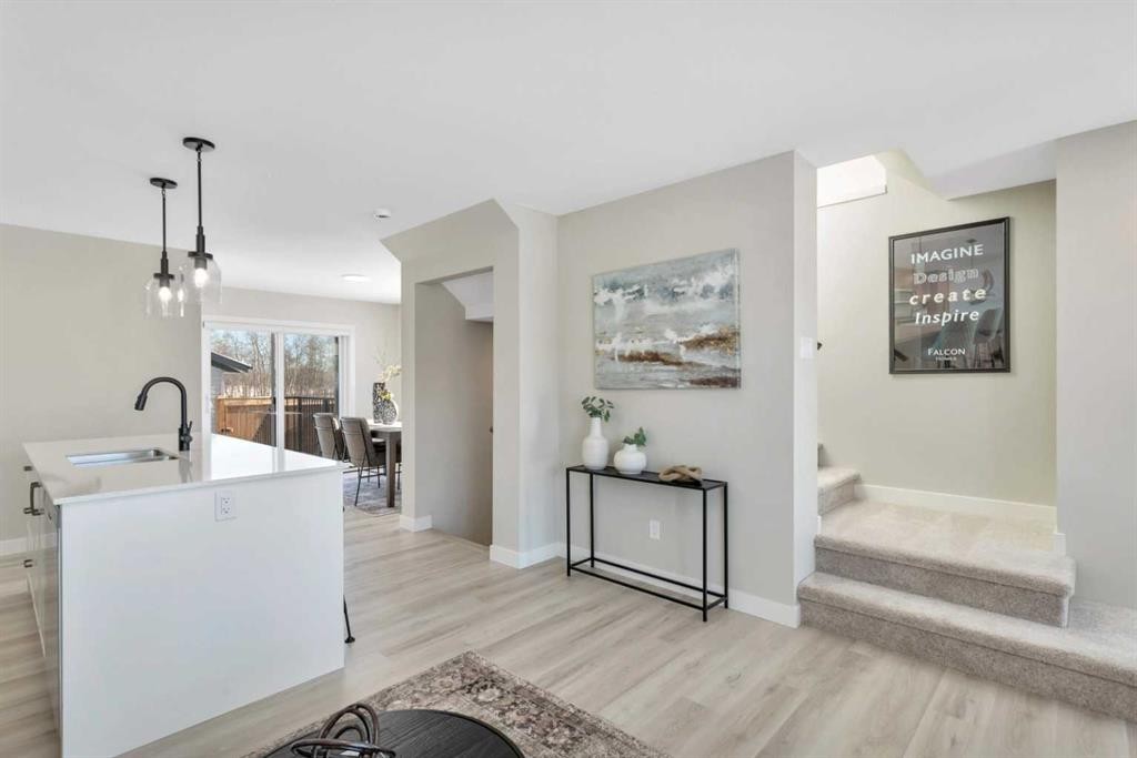 206 Cambridge Way, Sylvan Lake, AB - Indoor Photo Showing Kitchen