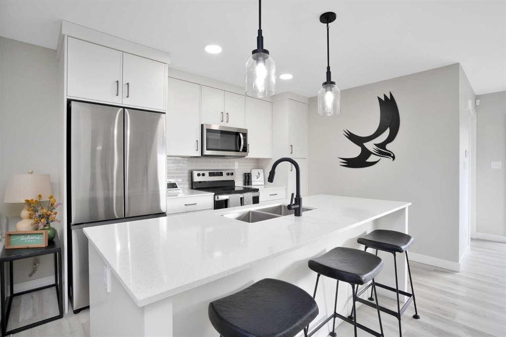 206 Cambridge Way, Sylvan Lake, AB - Indoor Photo Showing Kitchen With Double Sink With Upgraded Kitchen