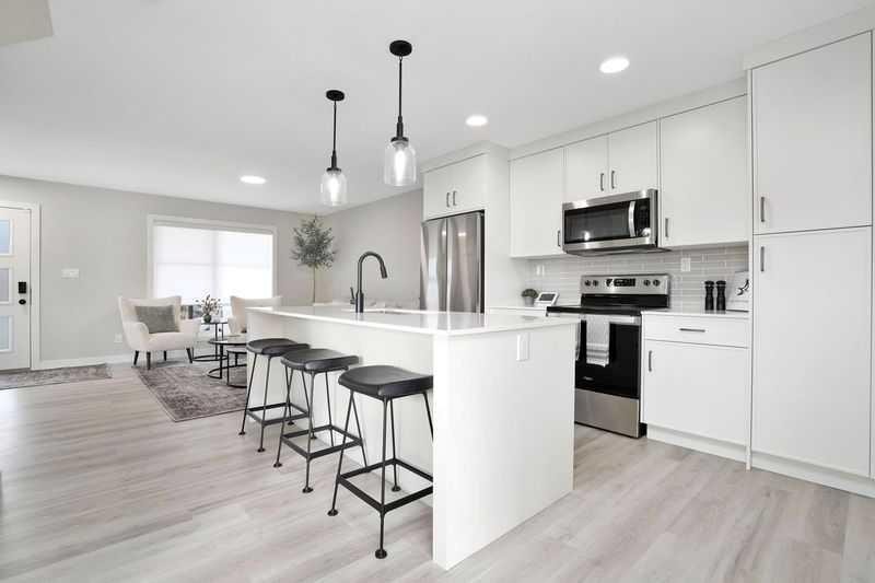 206 Cambridge Way, Sylvan Lake, AB - Indoor Photo Showing Kitchen With Upgraded Kitchen