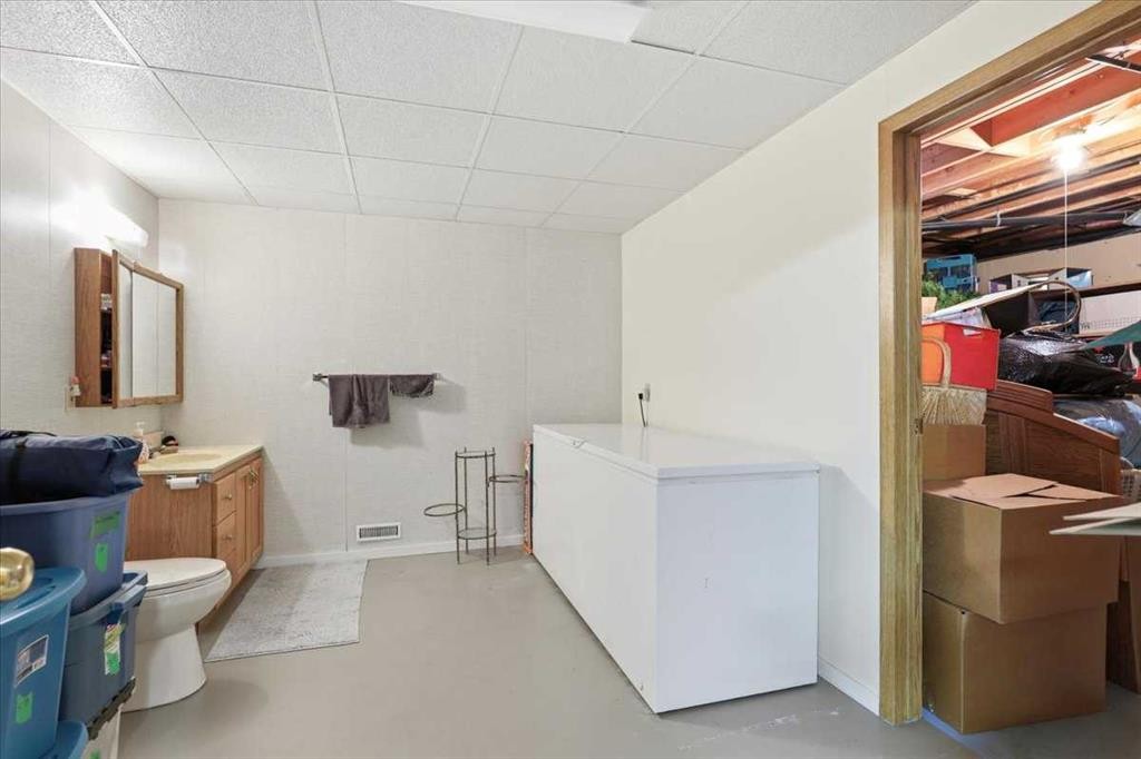 49059 Rge Rd 265, Rural Leduc County, AB - Indoor Photo Showing Bathroom