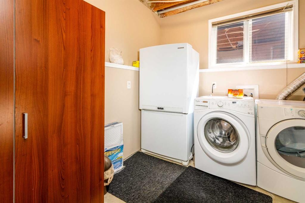 43 Webster Drive, Red Deer, AB - Indoor Photo Showing Laundry Room