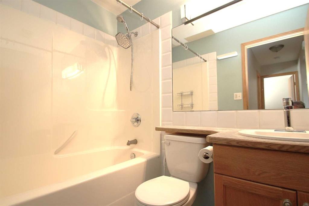 188 Deschner Close, Red Deer, AB - Indoor Photo Showing Bathroom