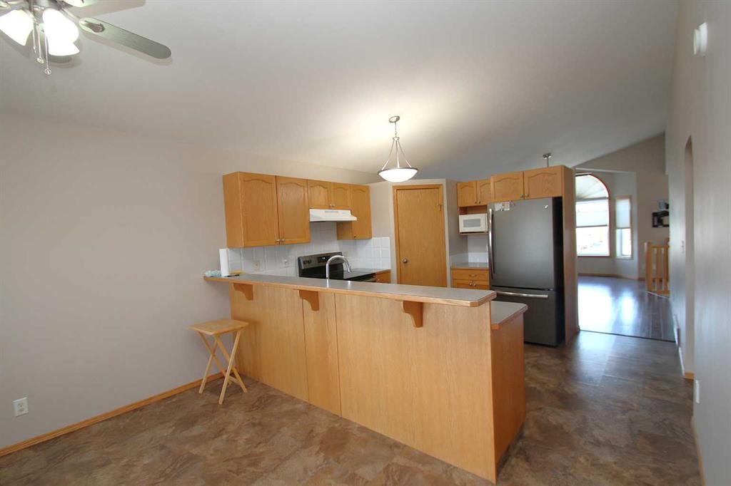 188 Deschner Close, Red Deer, AB - Indoor Photo Showing Kitchen