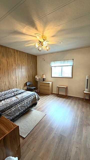 4908 46 Street, Hardisty, AB - Indoor Photo Showing Bedroom