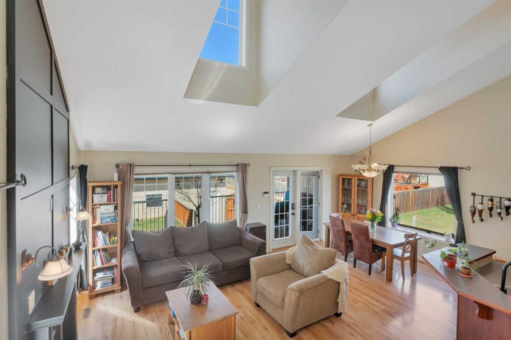 100 Wade Close, Red Deer, AB - Indoor Photo Showing Living Room