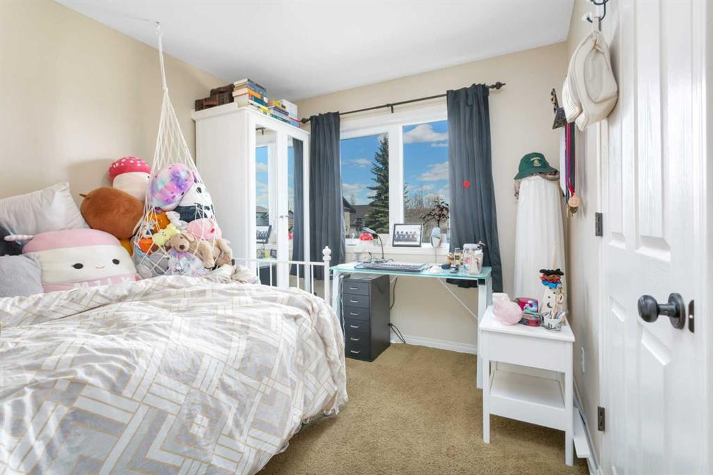 100 Wade Close, Red Deer, AB - Indoor Photo Showing Bedroom