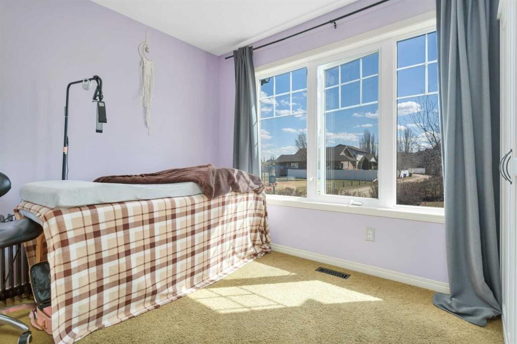 100 Wade Close, Red Deer, AB - Indoor Photo Showing Bedroom