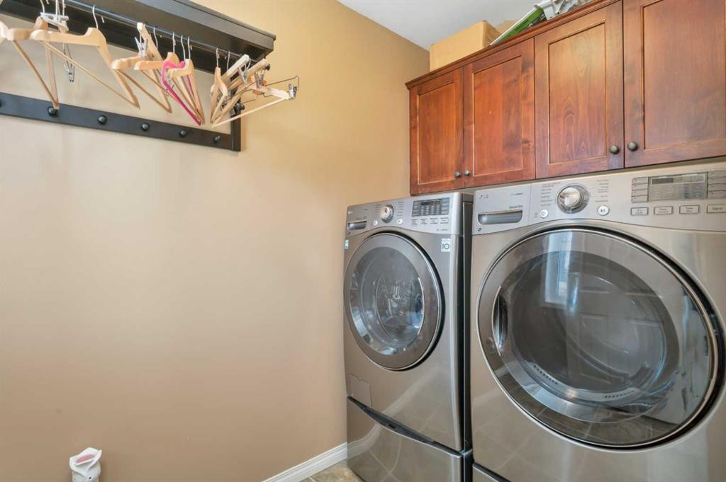 100 Wade Close, Red Deer, AB - Indoor Photo Showing Laundry Room