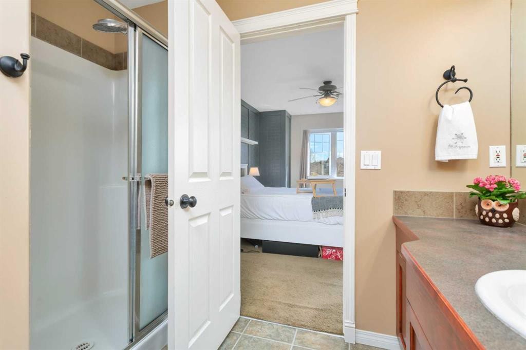 100 Wade Close, Red Deer, AB - Indoor Photo Showing Bathroom