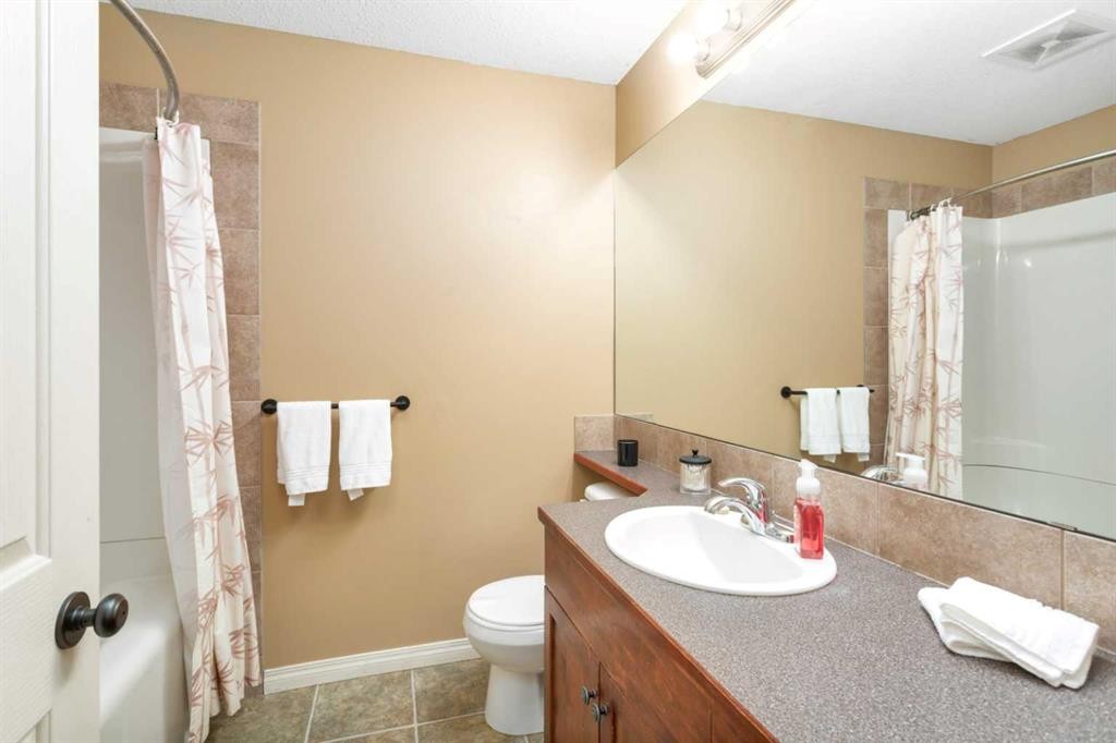 100 Wade Close, Red Deer, AB - Indoor Photo Showing Bathroom