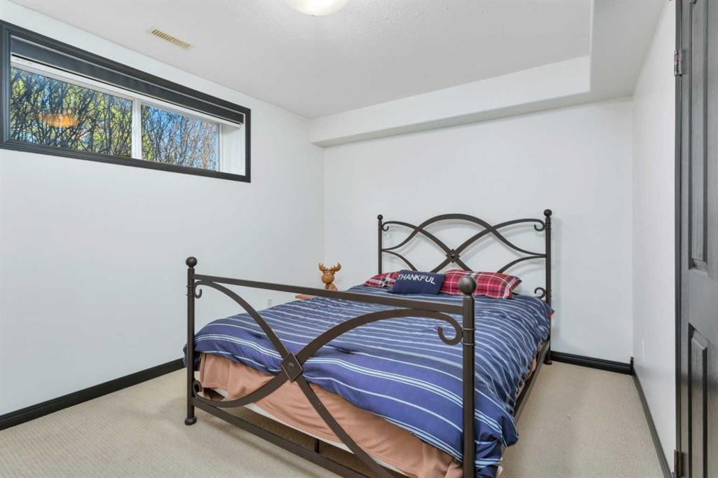 100 Wade Close, Red Deer, AB - Indoor Photo Showing Bedroom
