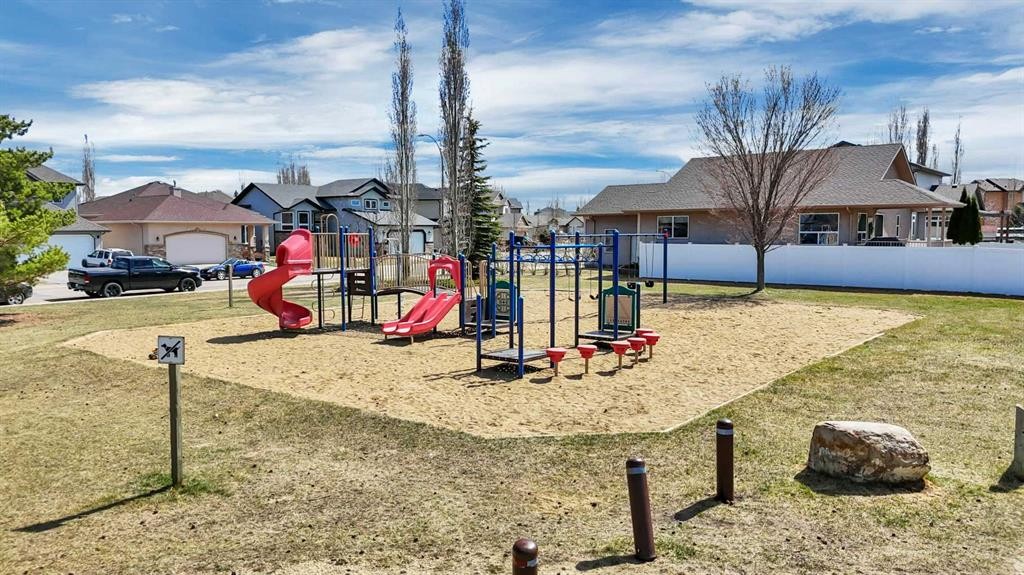 100 Wade Close, Red Deer, AB - Outdoor