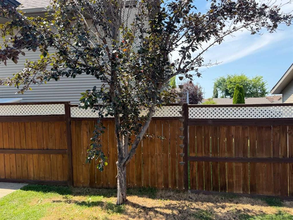 100 Wade Close, Red Deer, AB - Outdoor