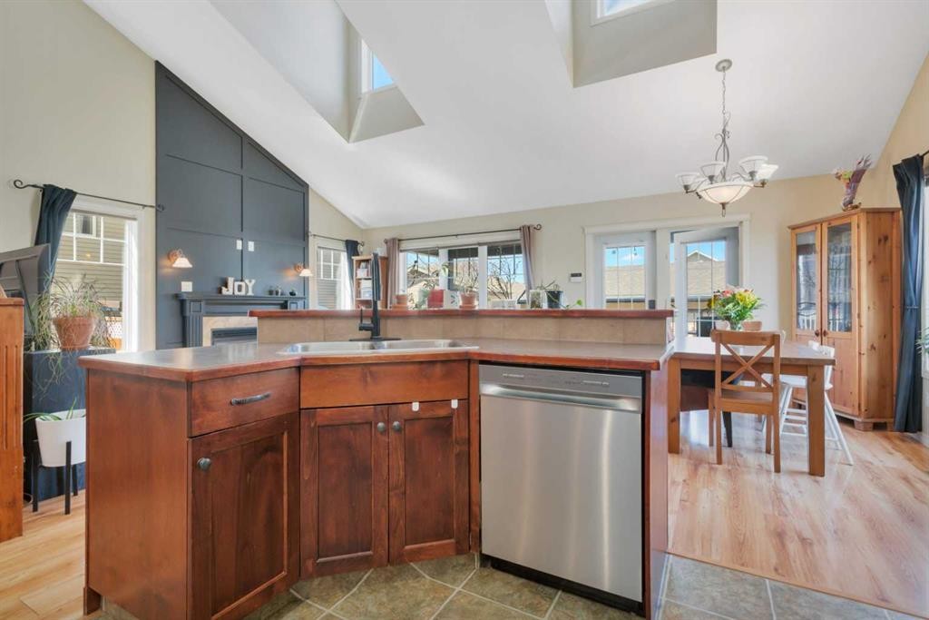 100 Wade Close, Red Deer, AB - Indoor Photo Showing Kitchen With Double Sink