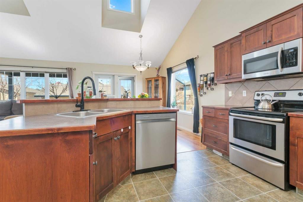 100 Wade Close, Red Deer, AB - Indoor Photo Showing Kitchen With Stainless Steel Kitchen With Double Sink