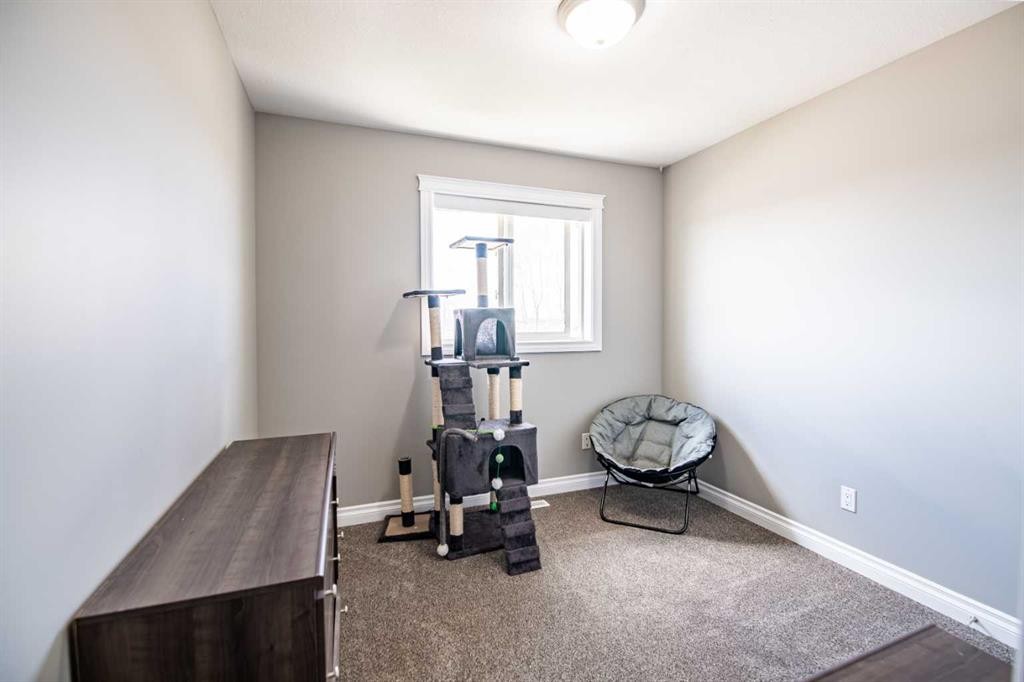 6-2002 22 Avenue, Bowden, AB - Indoor Photo Showing Gym Room