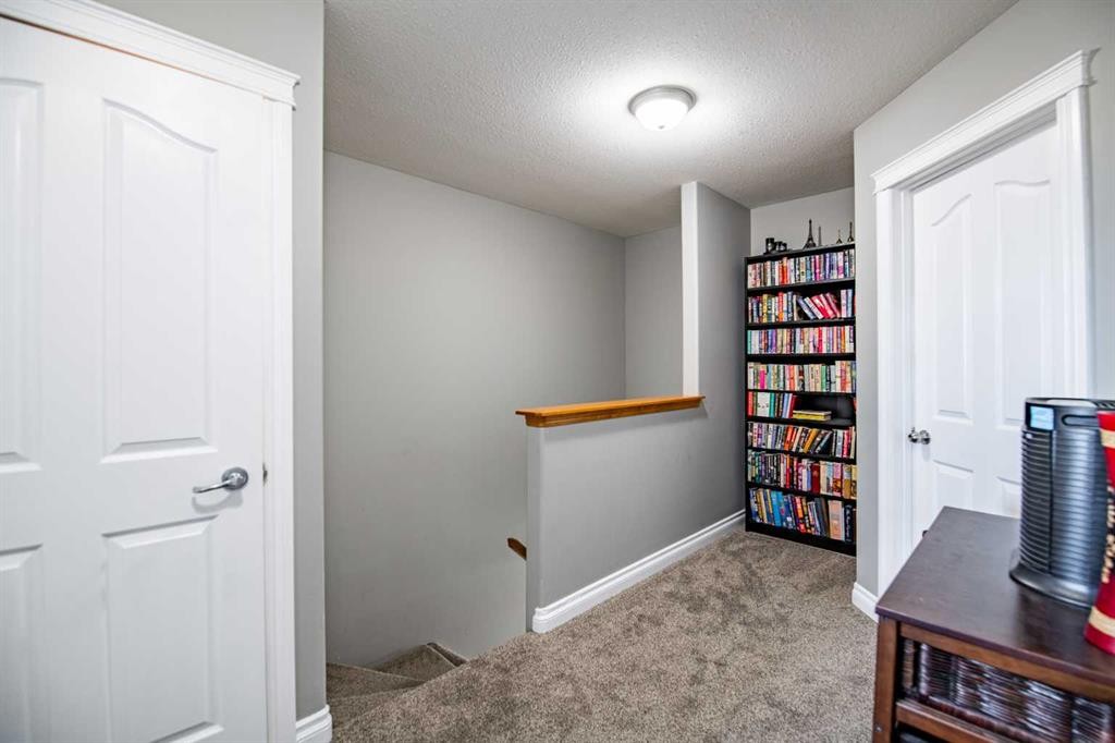 6-2002 22 Avenue, Bowden, AB - Indoor Photo Showing Other Room